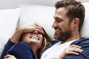 Un homme atteint d'une forme bactérienne de prostatite profite de l'intimité avec une femme
